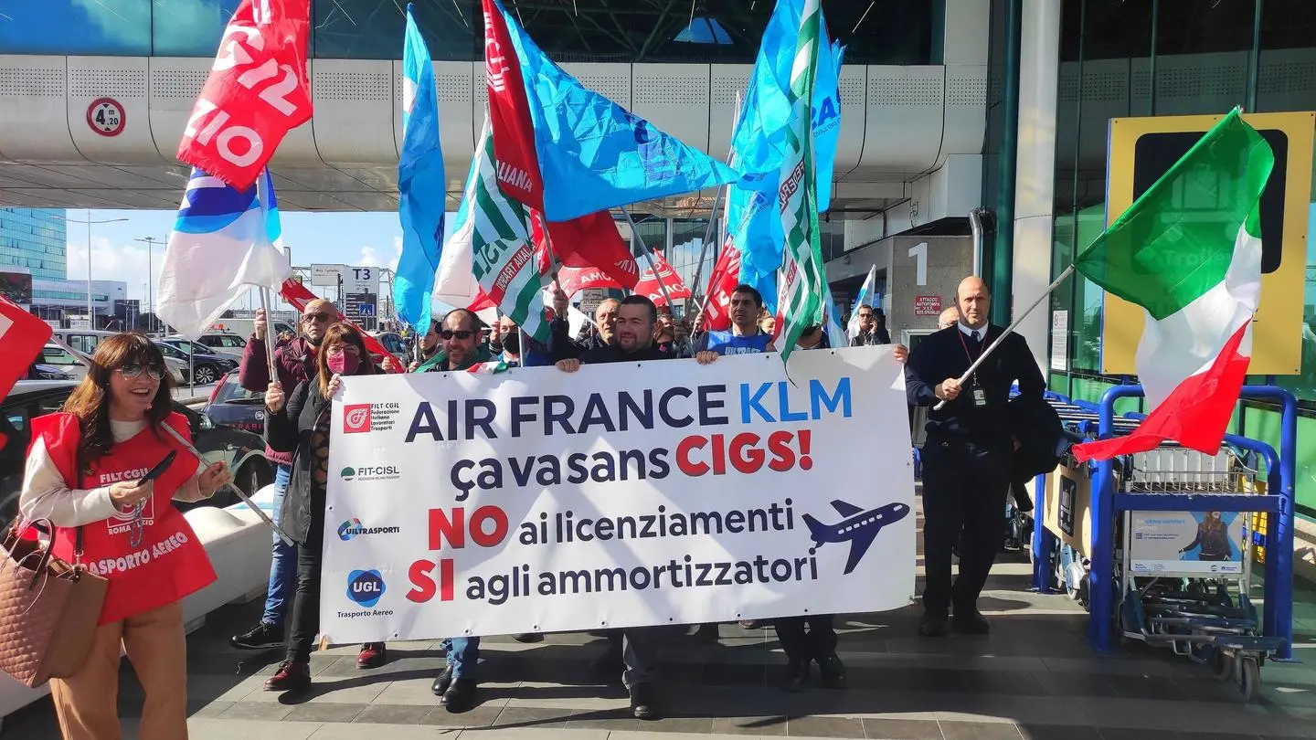 Air France Klm, licenziamenti in arrivo. Proteste negli aeroporti: "Inaccettabile"