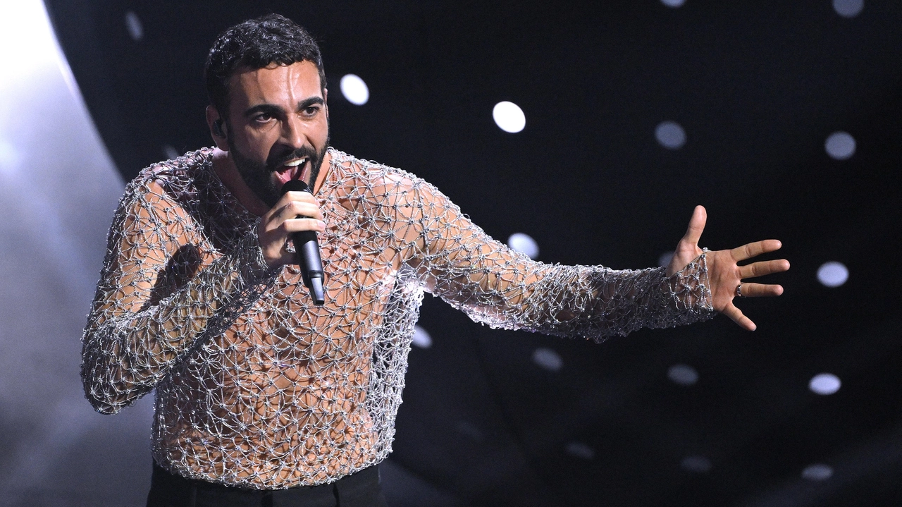 Marco Mengoni ha cantato il brano con cui l'anno scorso ha trionfato a Sanremo: 'Due vite'