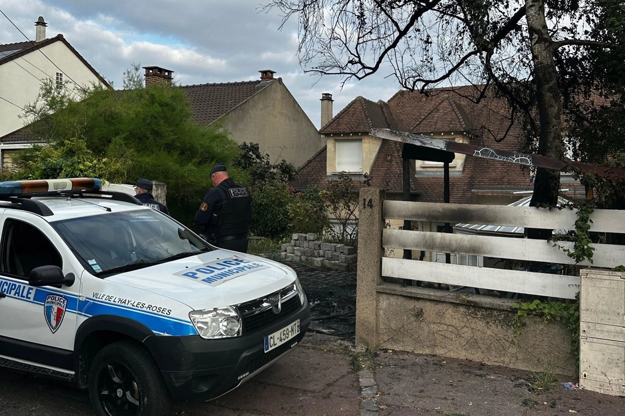 Auto lanciata contro la casa del sindaco di l'Hay-les-Roses e poi incendiata, i resti del rogo (Ansa)