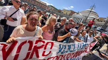 Reddito cittadinanza, corteo nelle strade di Napoli e cori contro Meloni: “Lavoro o non lavoro, vogliamo campare”