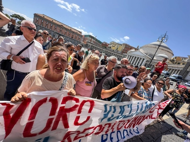 Reddito cittadinanza, corteo nelle strade di Napoli e cori contro Meloni: “Lavoro o non lavoro, vogliamo campare”