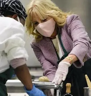 Jill Biden in Puglia Si mette il grembiule e prepara i ravioli