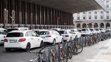 Roma, Taxi Ncc: turni via web, rincaro tariffe, licenze ereditabili ma via a prima infrazione