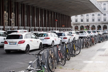 Roma, Taxi Ncc: turni via web, rincaro tariffe, licenze ereditabili ma via a prima infrazione