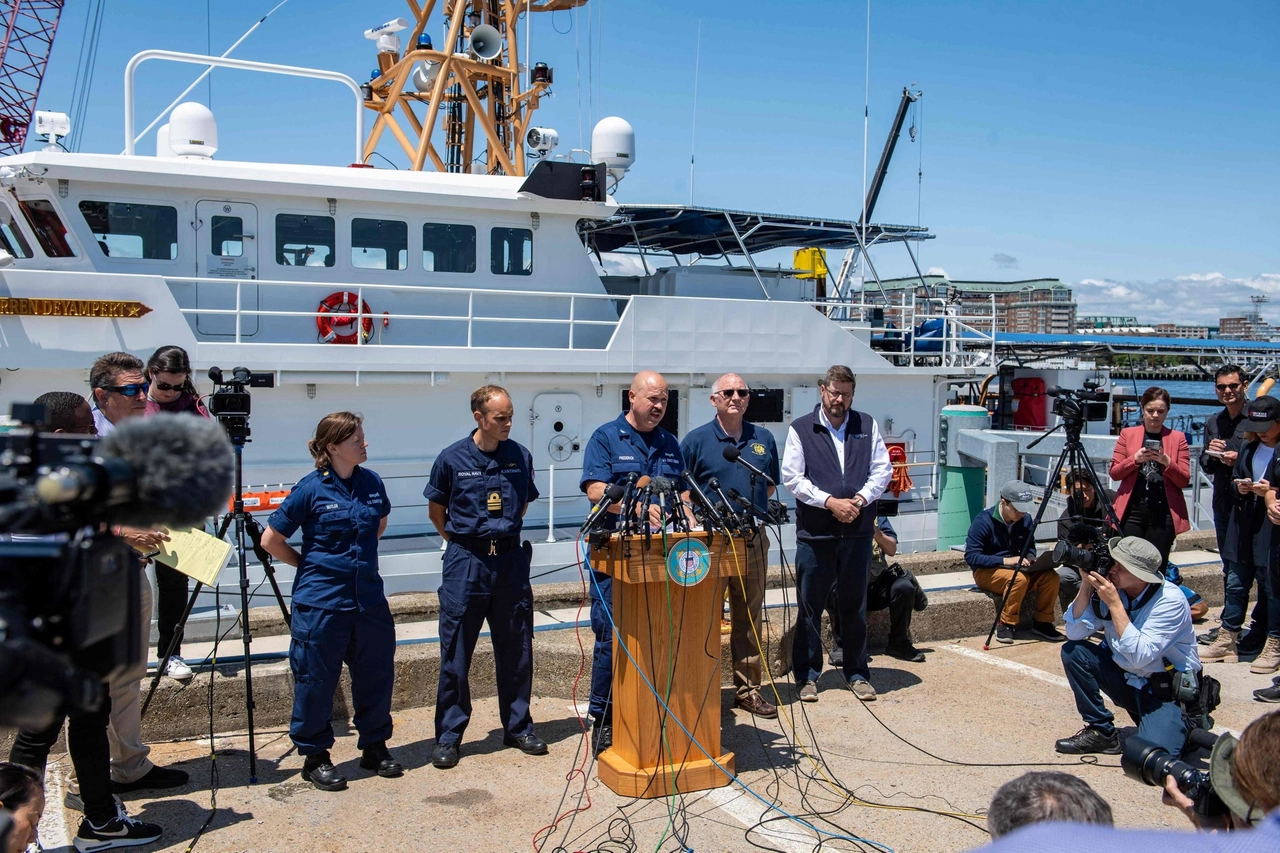 Boston, briefing della Guardia costiera statunitense sul Titan (Afp)