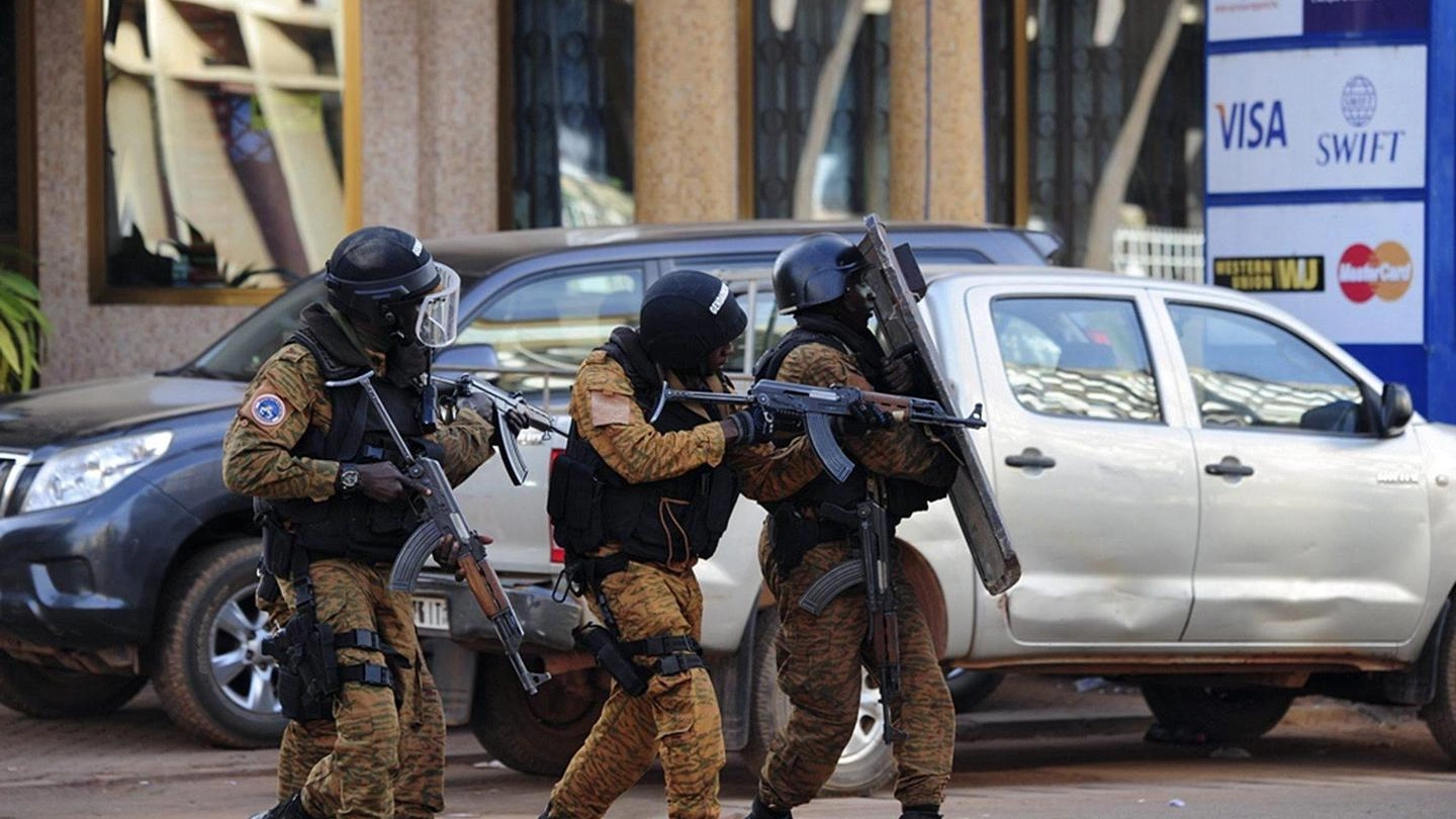 Burkina Faso, il blitz delle forze speciali all'Hotel Splendid (Ansa)