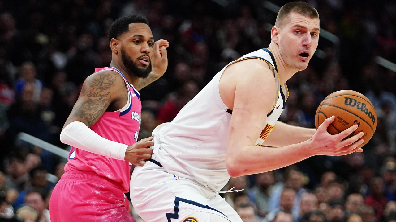 Playoffs Nba, Denver batte Phoenix in gara 1. Le partite di oggi: orari e dove vederle