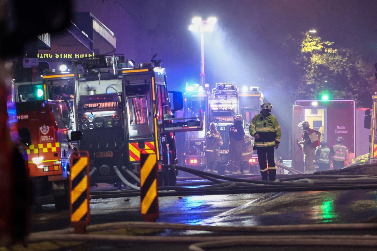 I vigili del fuoco al lavoro per spegnere le fiamme