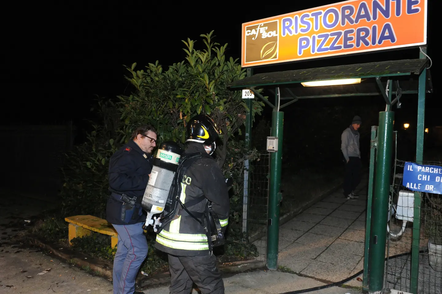 Fuga di gas, esplosione in pizzeria: 50enne ustionato al volto