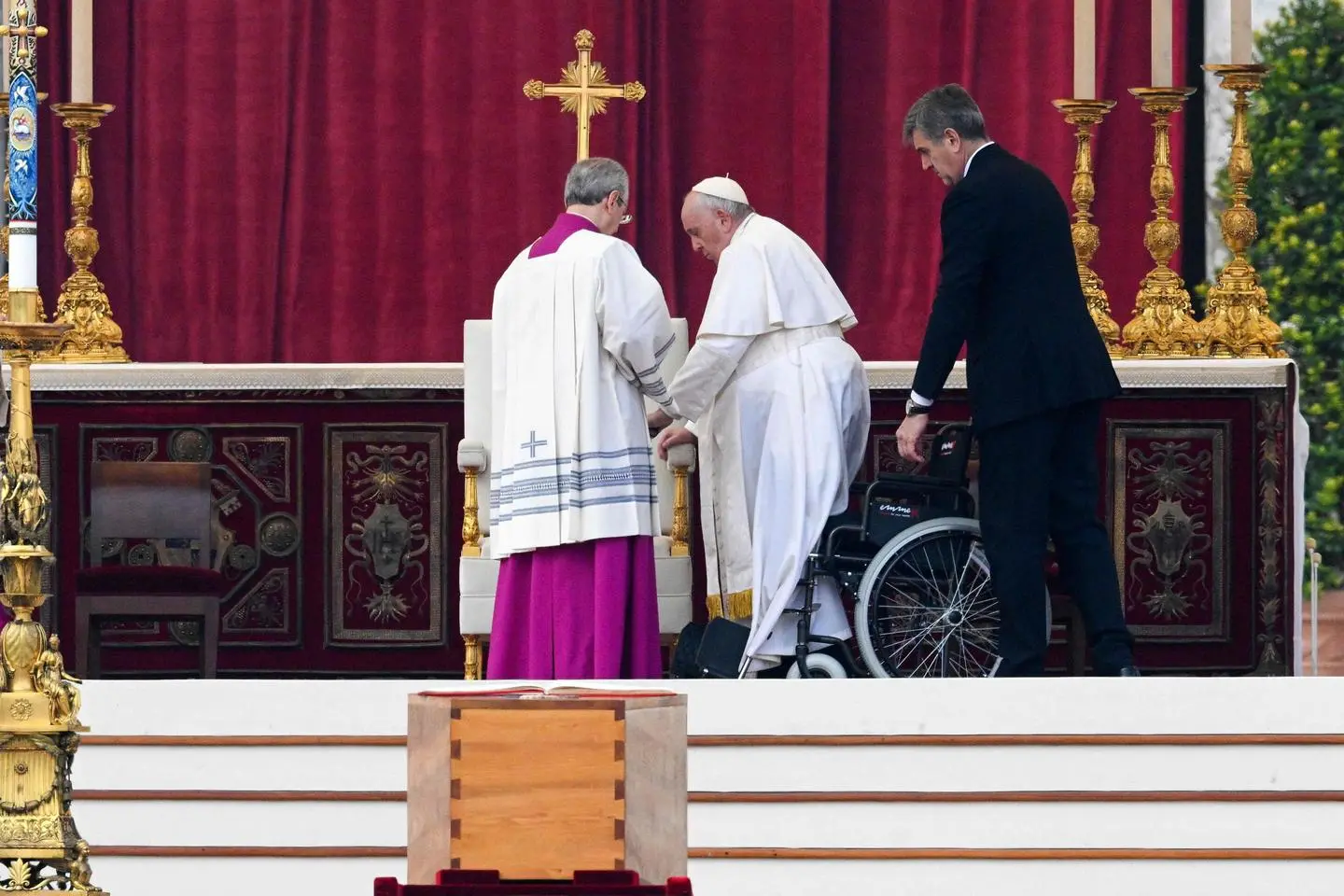 Il Funerale Di Papa Benedetto XVI: Le Foto Della Cerimonia In San Pietro