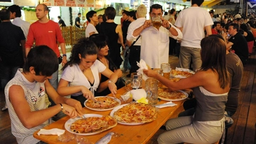 Piattino in più, toast tagliato a metà e pizza ben cotta: il lungo elenco degli scontrini pazzi