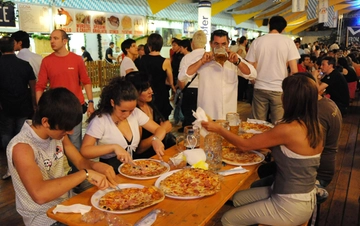 Piattino in più, toast tagliato a metà e pizza ben cotta: il lungo elenco degli scontrini pazzi