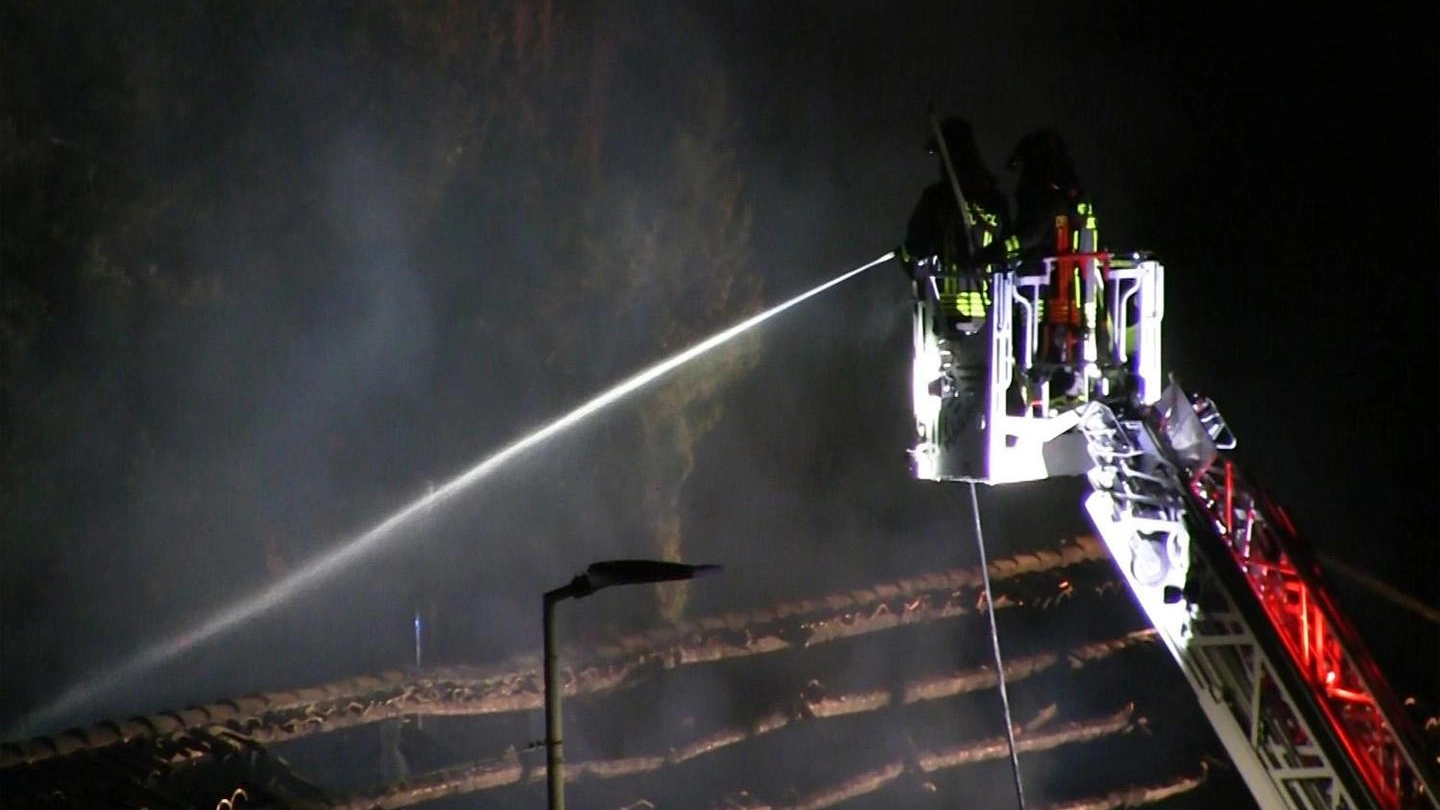 Vigili del fuoco spengono l'incendio del pub 'Tonnina's' (Ansa)