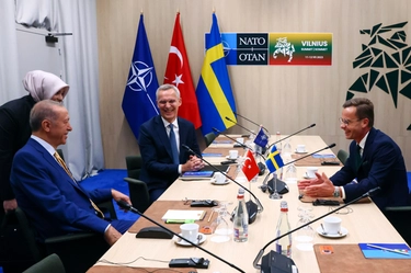 La Turchia toglie il veto: Svezia pronta all’ingresso nella Nato. Stoltenberg: “Accordo con Erdogan”