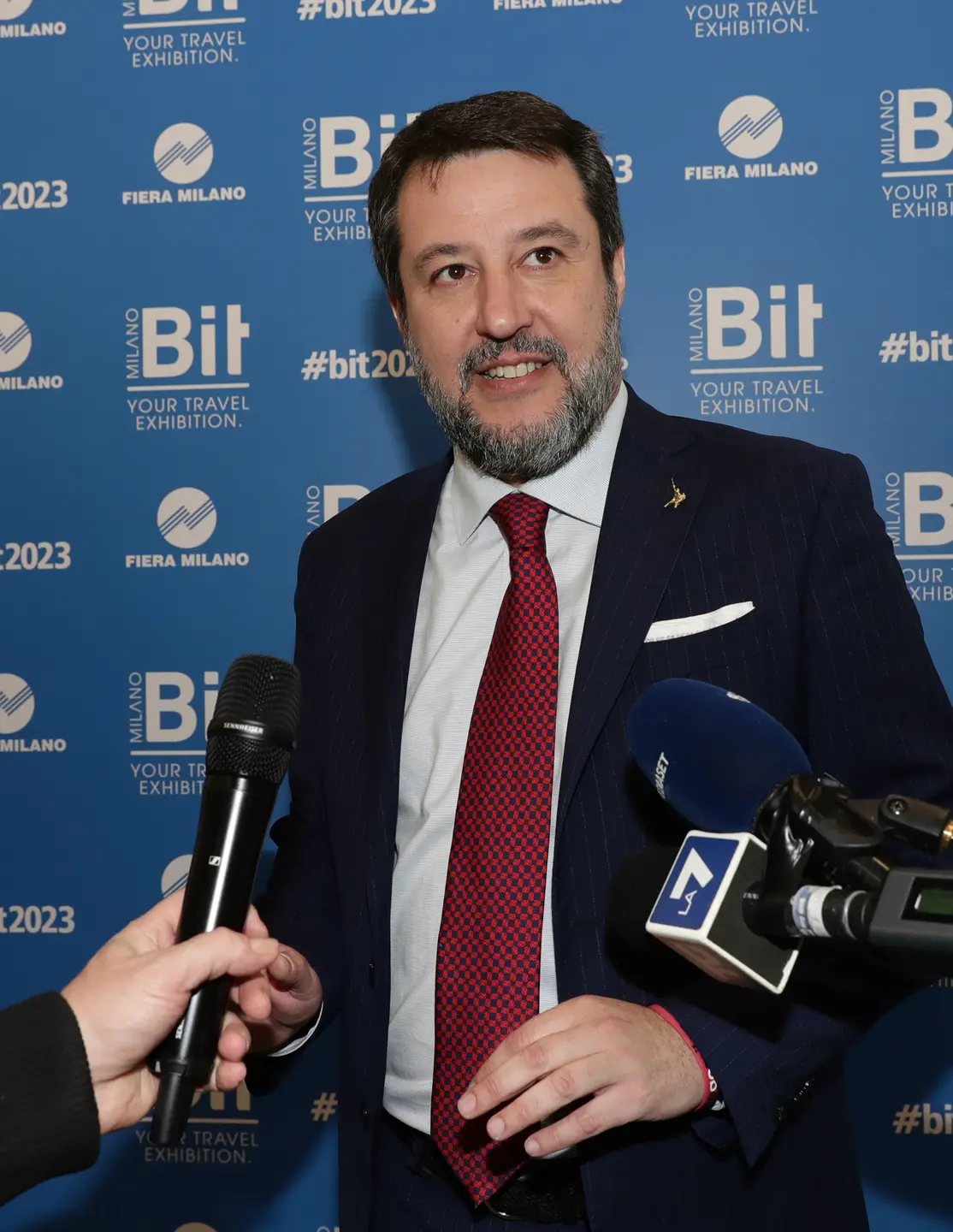 Matteo Salvini, lo "stile Papeete" è un ricordo. Il Capitano in cravatta risale la china