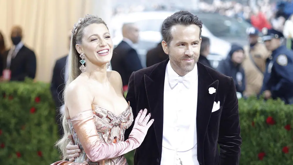 Blake Lively conferma la gravidanza e attacca i paparazzi