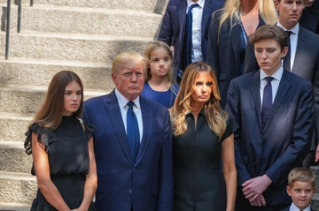 Usa 2024, Trump nel gelo dell’Iowa: “Anche se votate e poi morite, ne vale la pena”. Il fattore Melania (e Barron)