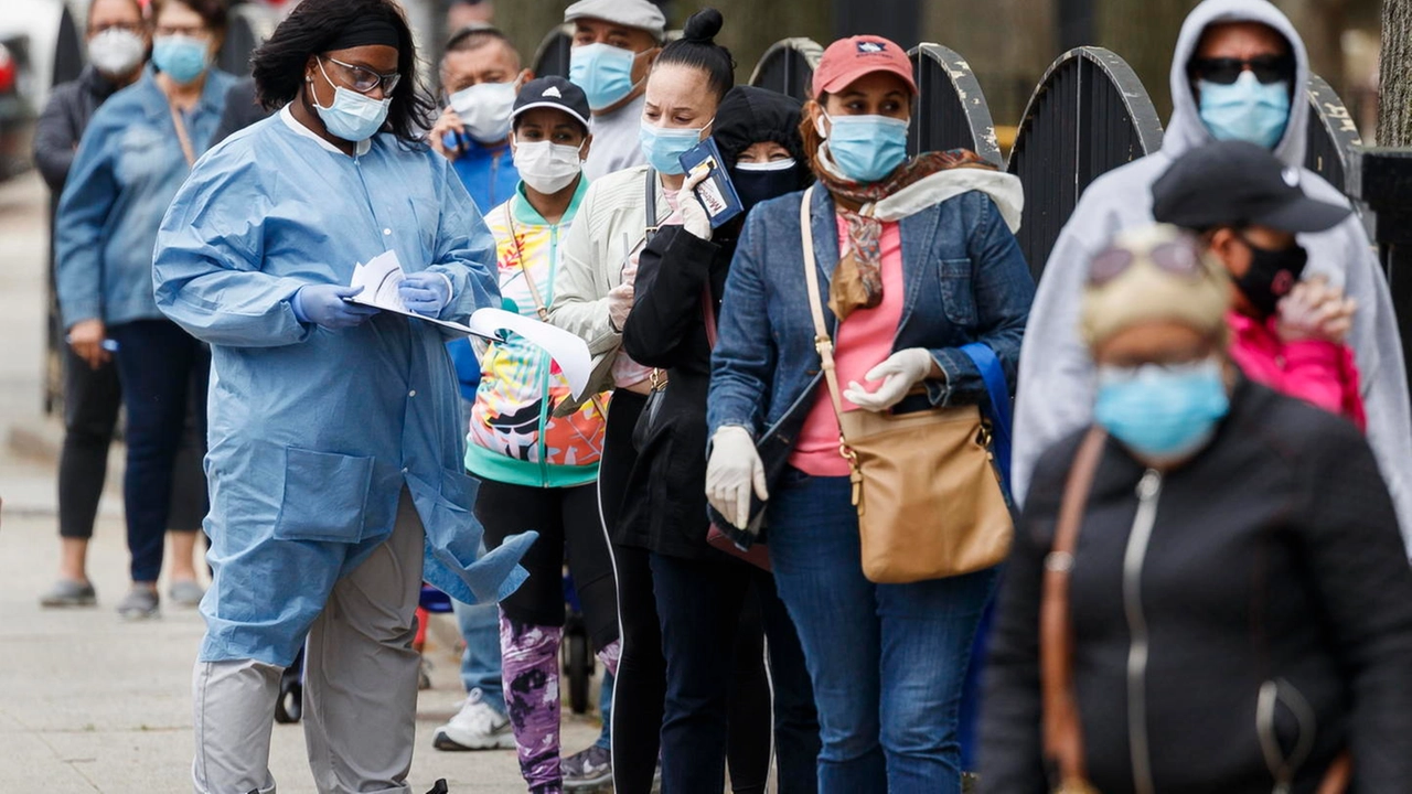 New York, gente in fila per il tampone (Ansa)