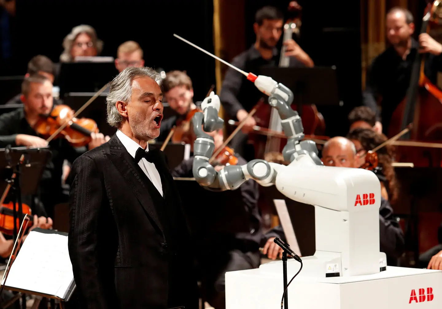 Andrea Bocelli cade da cavallo. Dall'ospedale rassicura: "Sto benissimo"