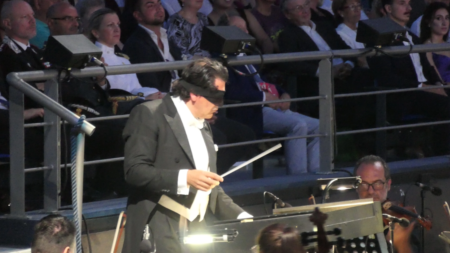 Alberto Veronesi dirige "Bohème" bendato al Festival Pucciniano di Torre del Lago