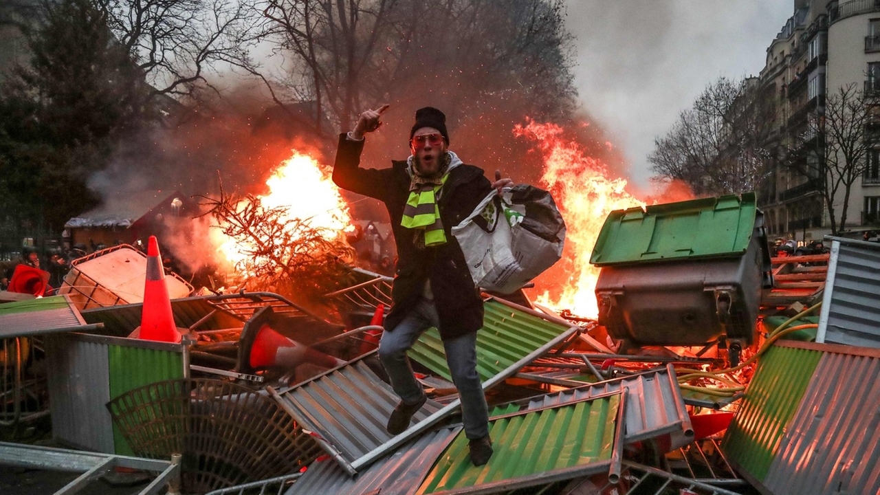 Un momento della protesta dei gilet gialli a Parigi (Lapresse)