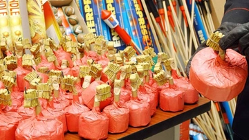 Napoli, maxi sequestro di Capodanno: trovate 1,2 tonnellate di botti e fuochi d’artificio illegali pronti alla vendita