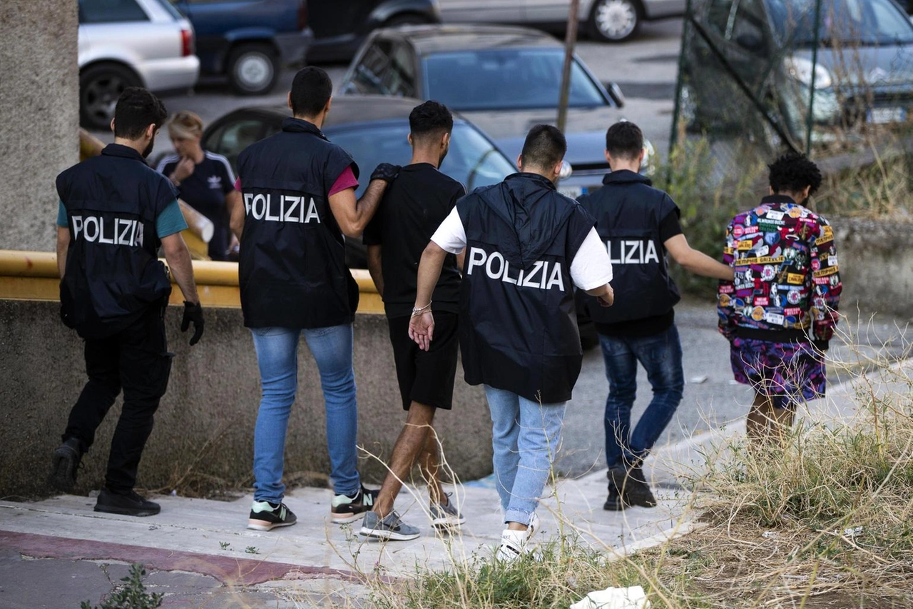 300 uomini in campo per blitz interforze a Napoli