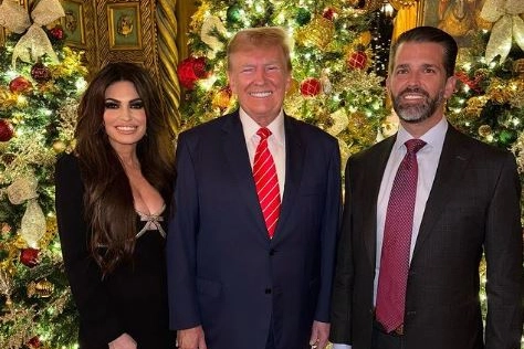 Kimberly Guilfoyle con l'ex presidente Donald Trump e il fidanzato, Don Jr