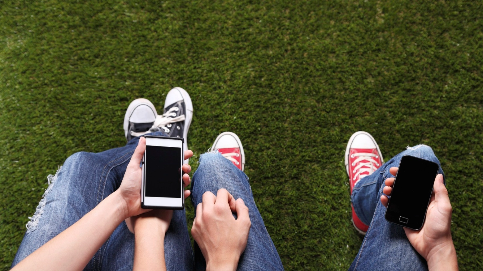 Ragazzi con i telefoni cellulari (Foto di repertorio)