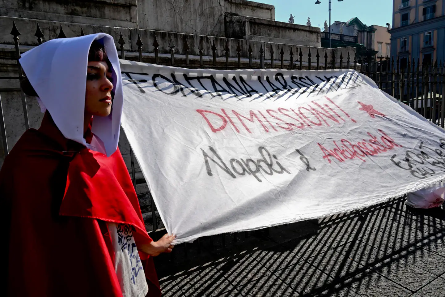 Flash mob contro Fontana e La Russa, donne come ancelle serie tv: "L'Italia non è Gilead"