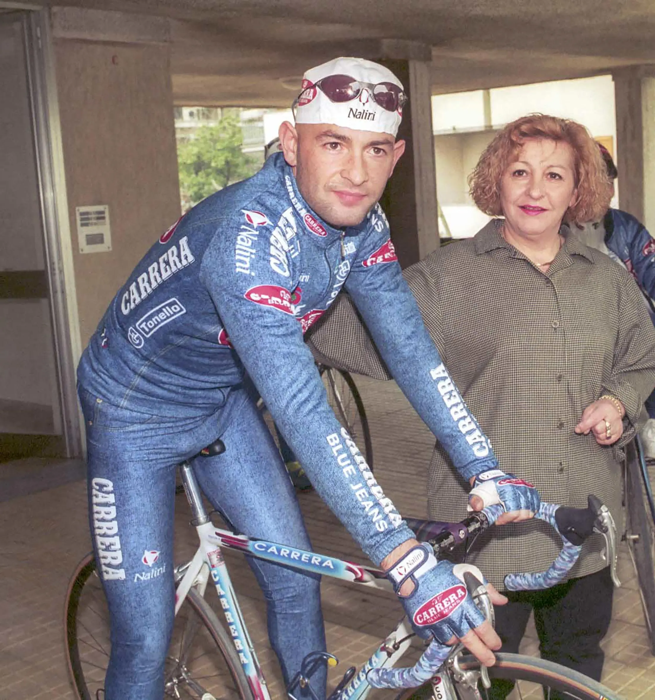 Pantani, il giallo sulla morte non finisce mai. Nuova inchiesta, la mamma dai pm