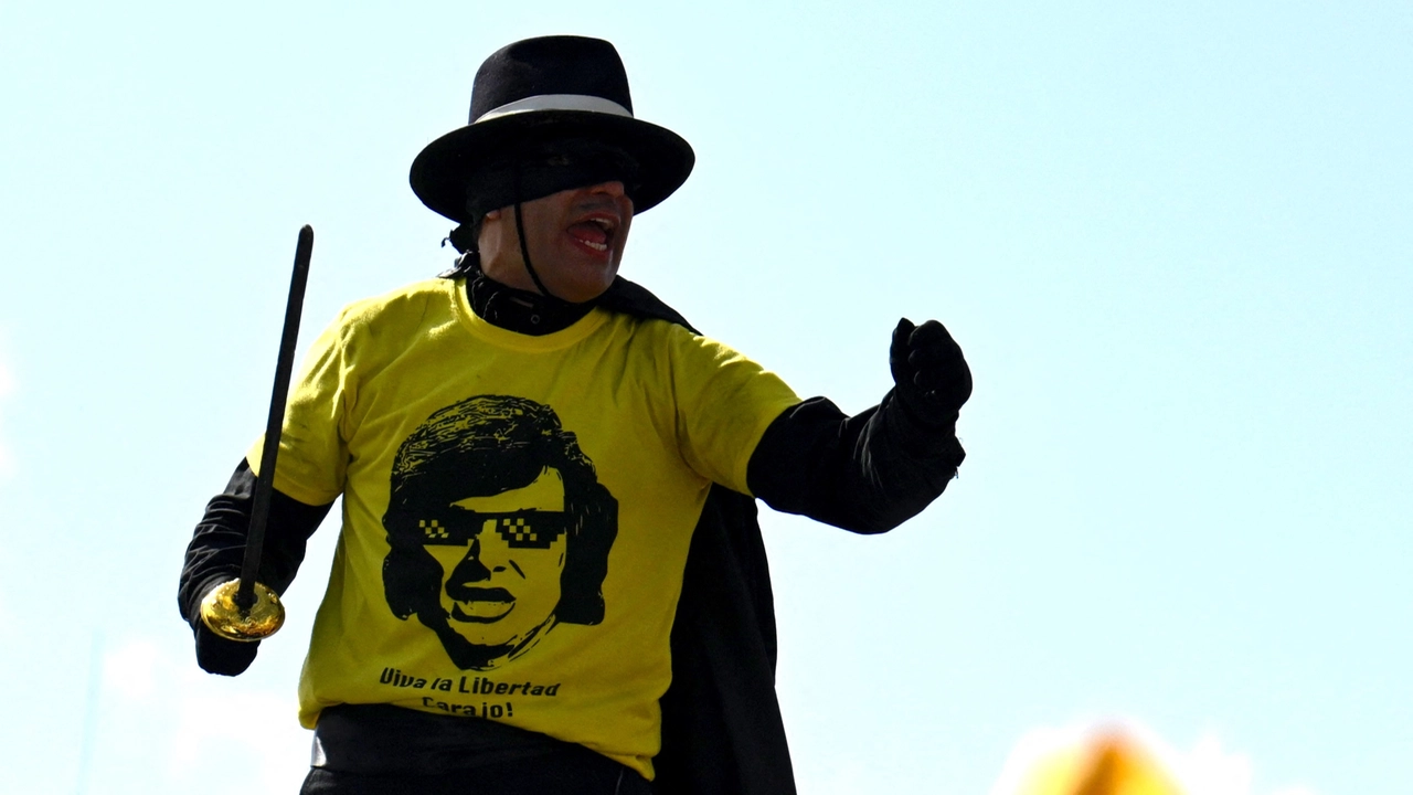 Un supporter di Javier Milei (Afp)