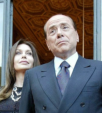 Berlusconi-Lario, leader di FI "pignora" i conti. Basta soldi all'ex moglie