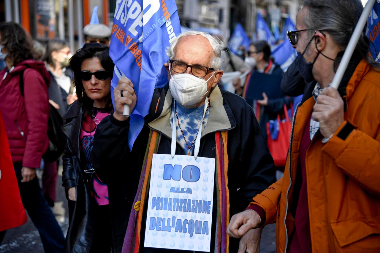 Il missionario comboniano padre Alex Zanotelli a Napoli in difesa dell'acqua pubblica