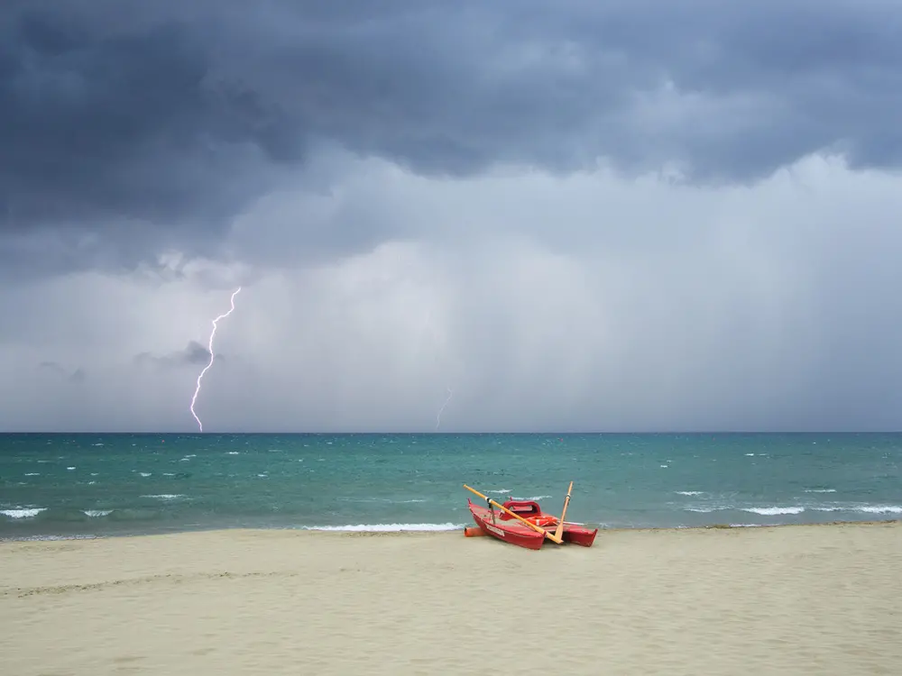 Previsioni meteo, domenica a due facce: sole al Centro Nord, temporali al Sud