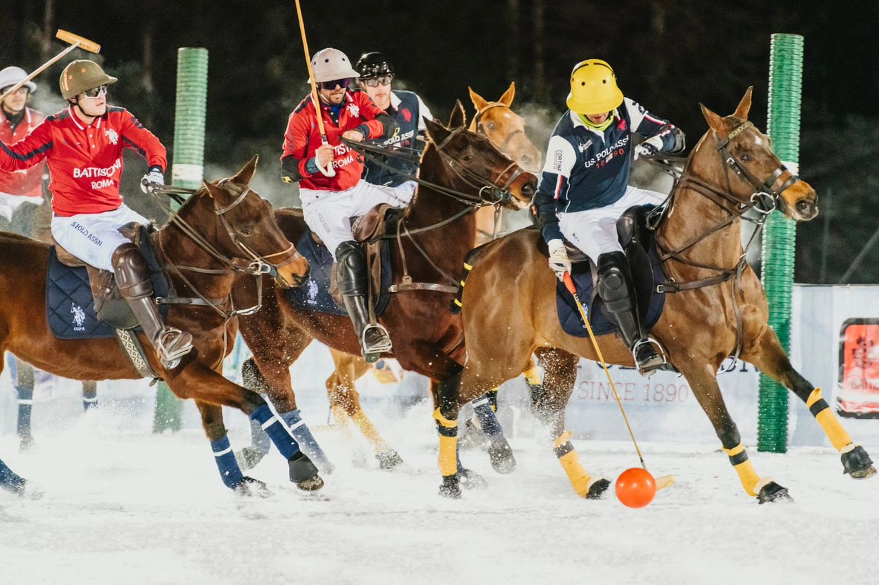 Una partita dell'Italia Polo Challenge sul campo innevato