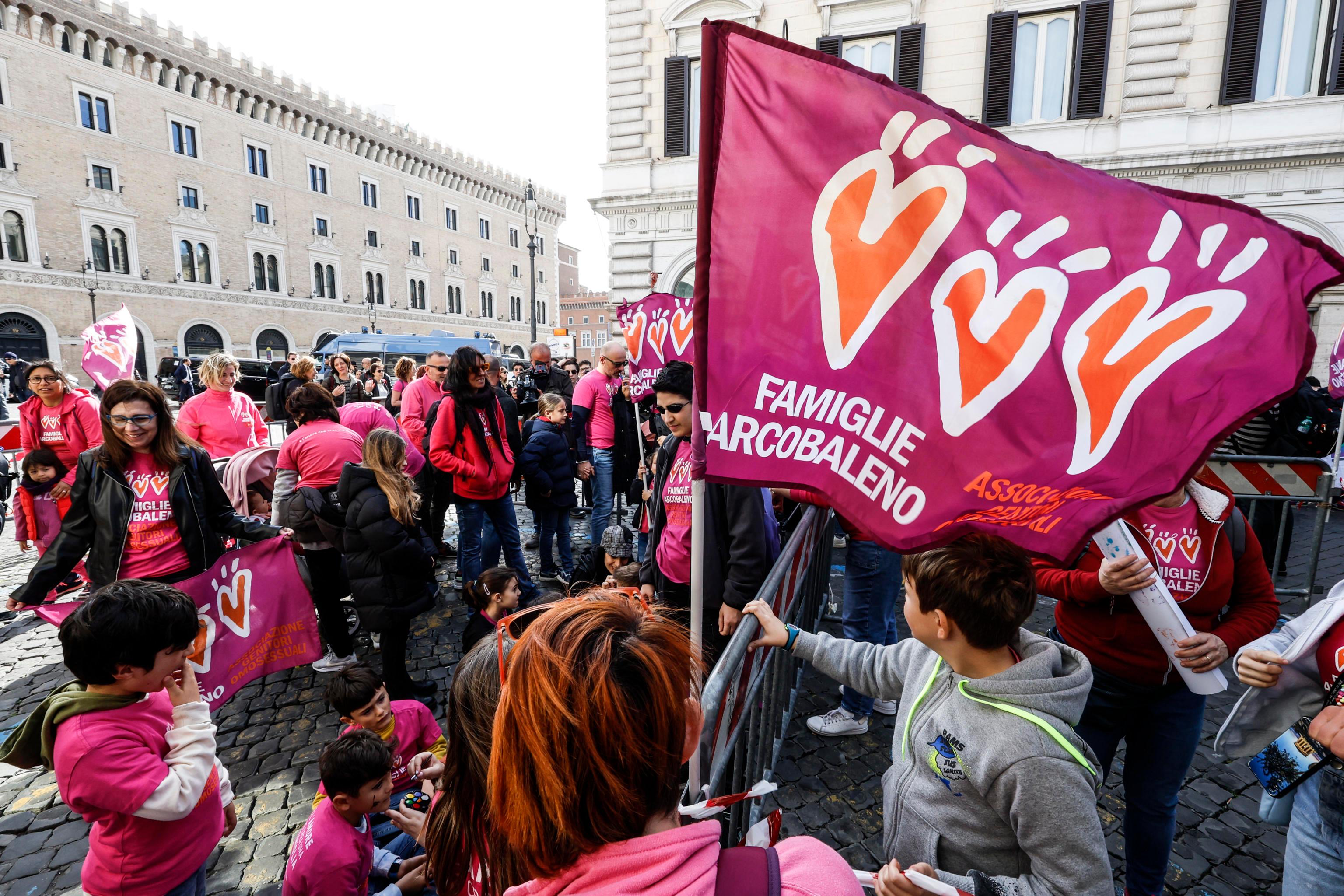 Figli Coppie Gay, Il Sindaco Di Savona Sfida Il Governo. Iscritto All ...