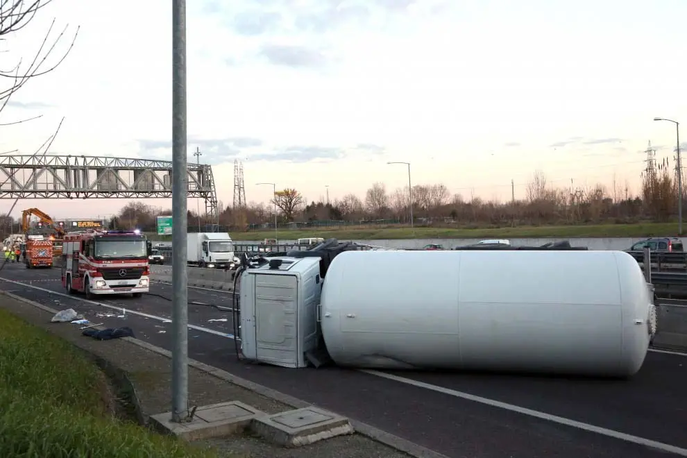 Autocisterna si ribalta: muore il conducente. Tangenziale riaperta nella notte