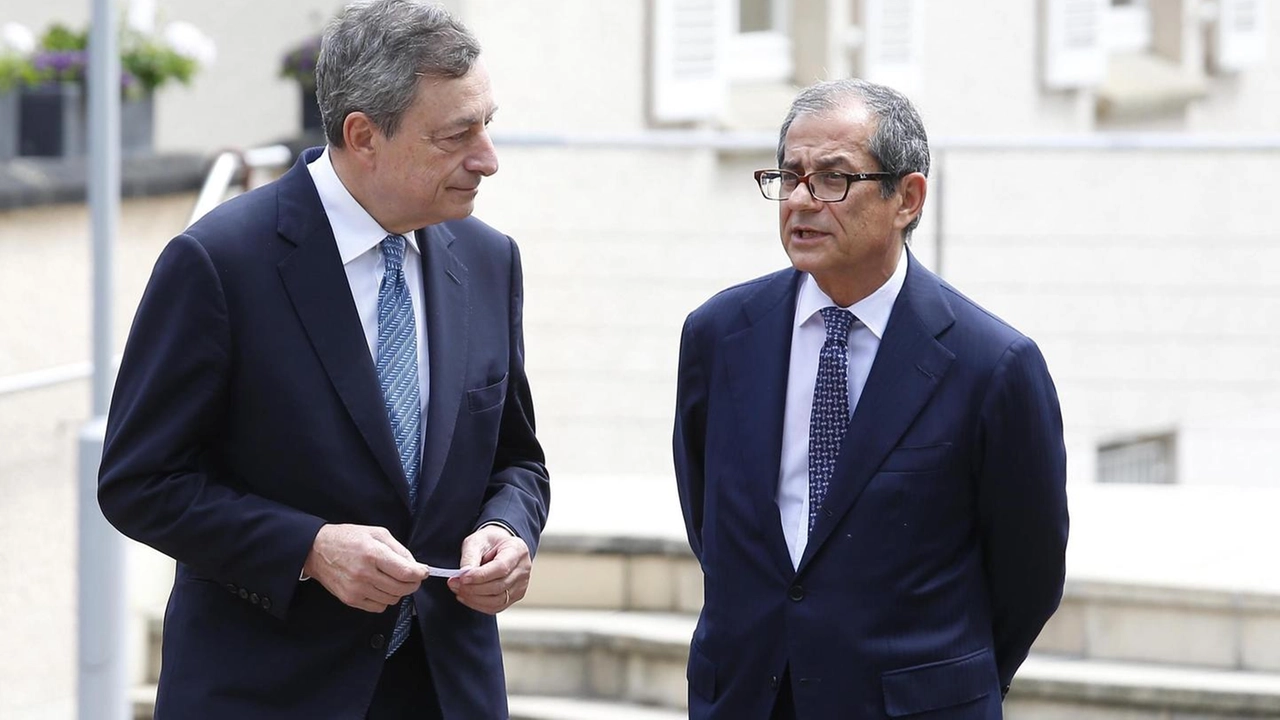 Il presidente della Bce Mario Draghi e il ministro dell'Economia Giovanni Tria (Ansa)