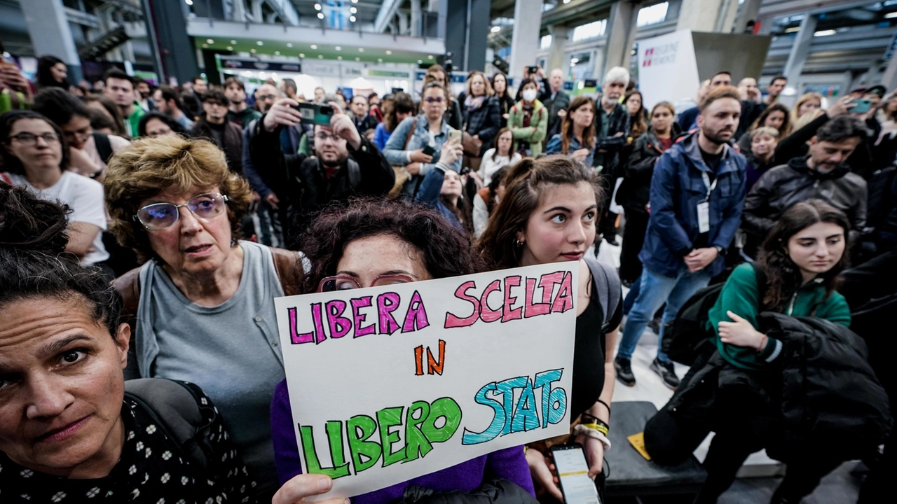 Protesta Roccella al salone del libro. Torino 