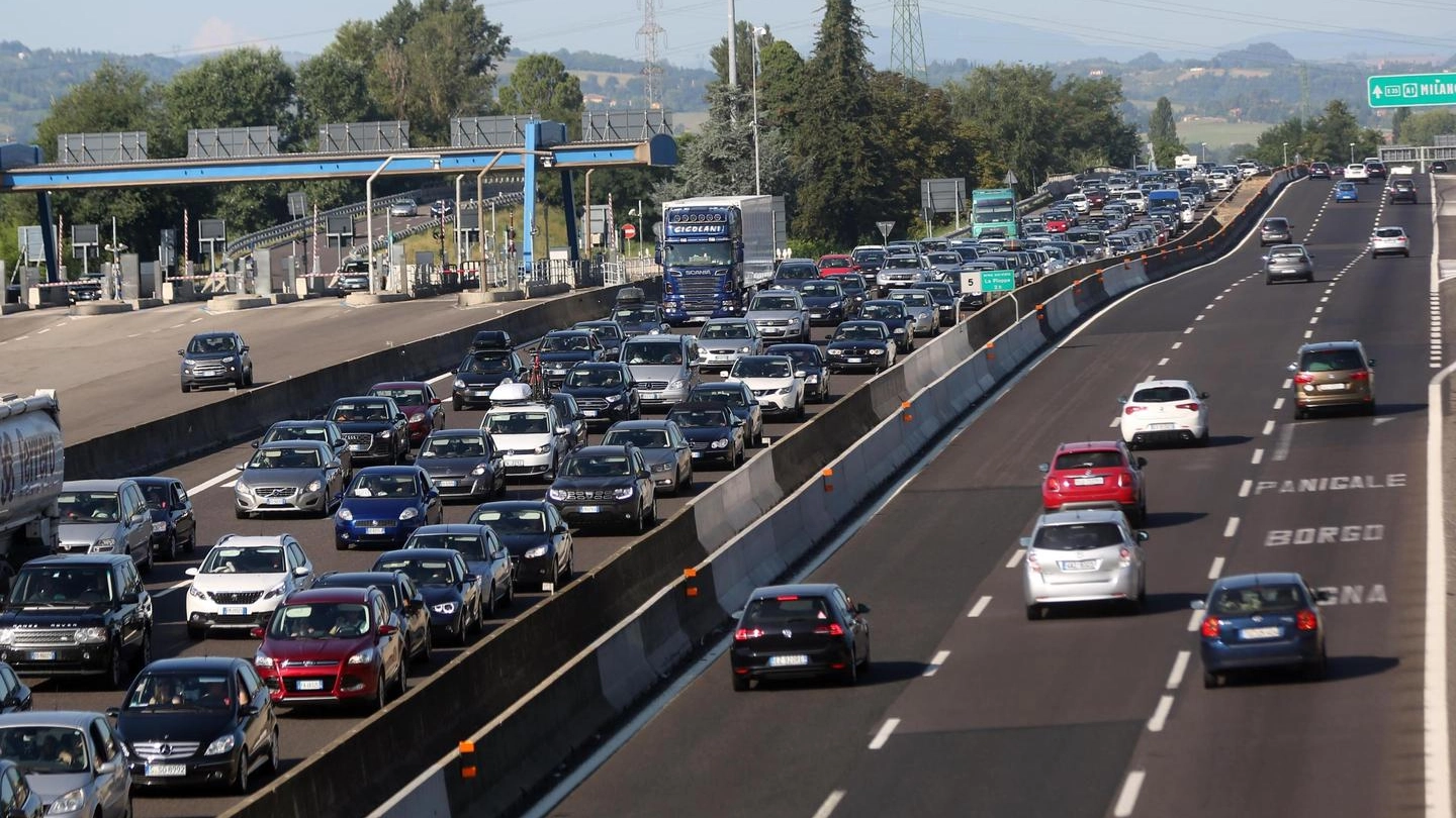 Esodo di Ferragosto, Auto incolonnate nel tratto bolognese dell'autostrada A14 (Ansa)