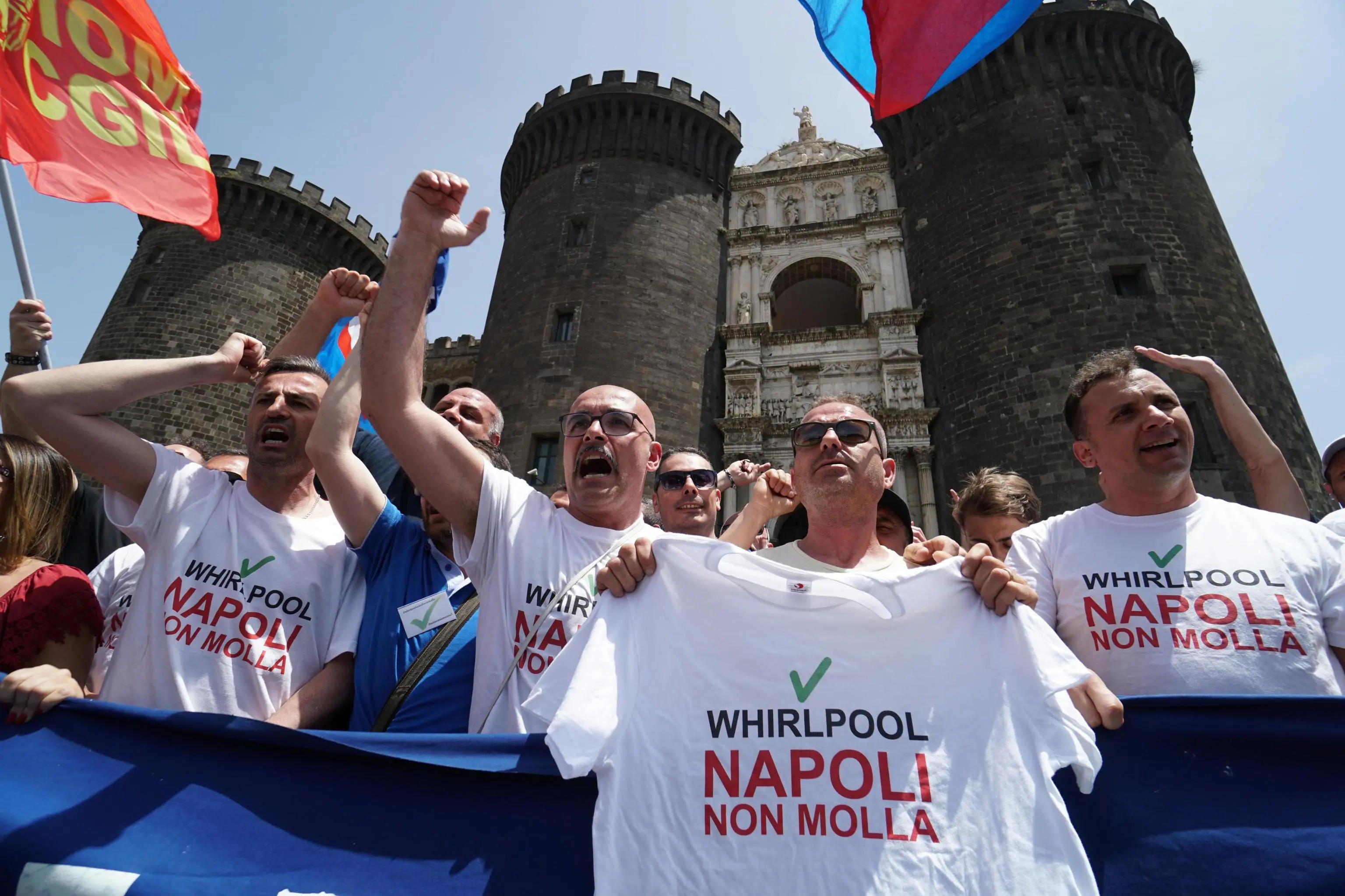 Whirlpool, striscione 'Napoli non molla' allo stadio e da domani nuove proteste / VIDEO