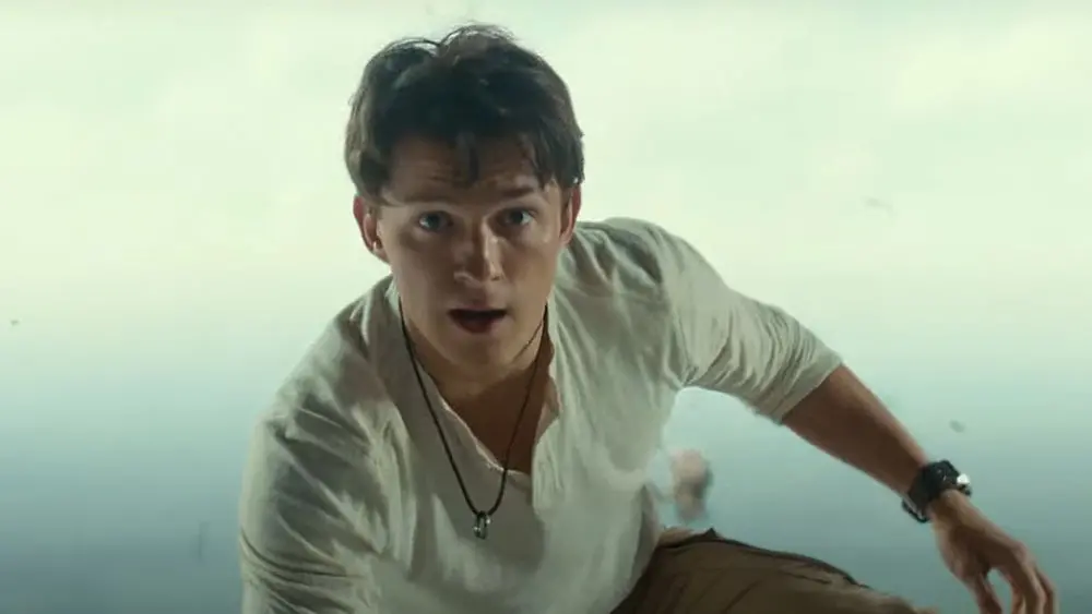 Uncharted, il film: Tom Holland appeso a un aereo in una nuova clip