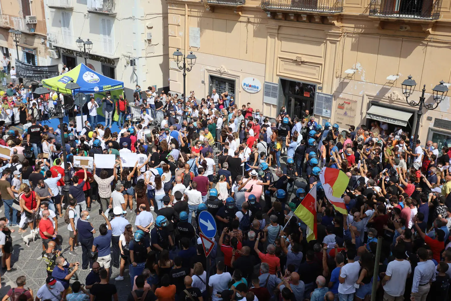 Salvini, a Torre del Greco lancio di pomodori e fischi