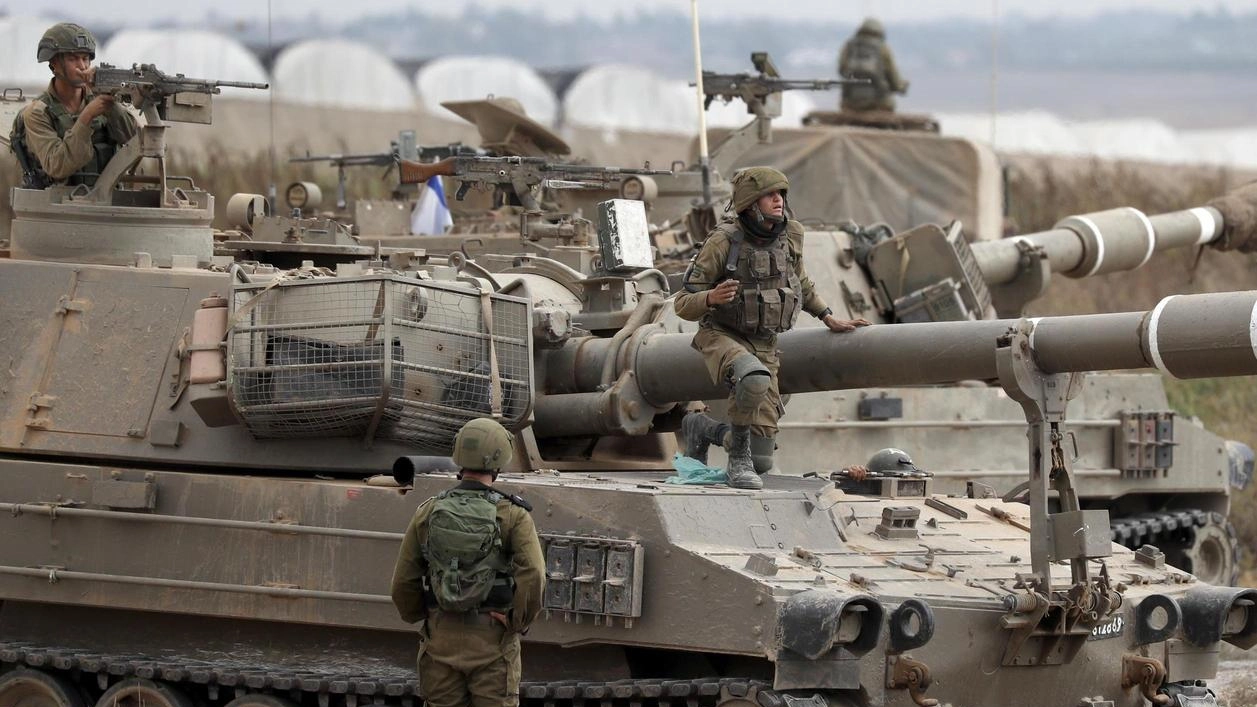 Assedio totale a Gaza. Tank israeliani pronti al blitz. Due coniugi italiani dispersi: erano nel kibbutz della strage