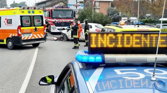 Roma, incidente sul Raccordo al km 35: camion perde il controllo, morto il conducente