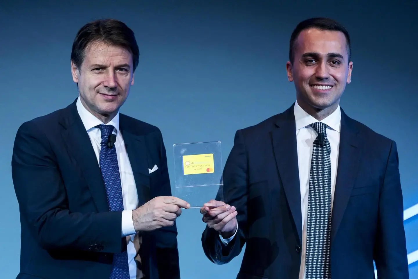 Reddito di cittadinanza 2019, Di Maio e Conte presentano sito ufficiale e card