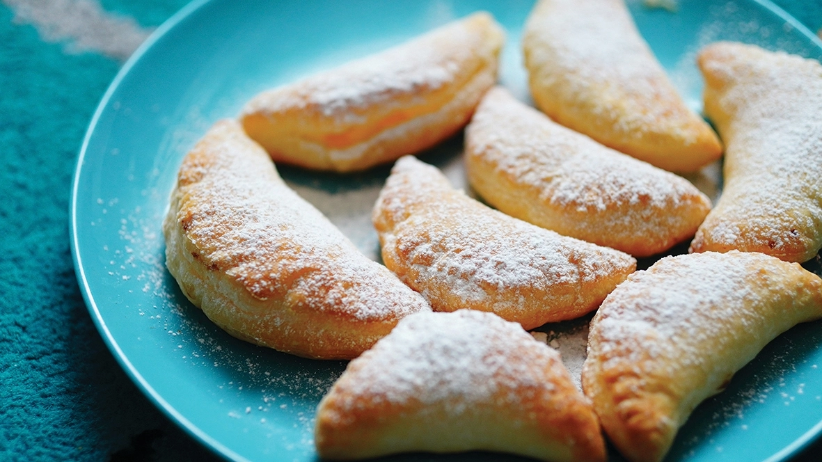 INGREDIENTI E DOSI Per la sfoglia 250 g di zucchero, 250 g di mandorle pelate, albume q.b, acqua di fiori d’arancio Per il ripieno, 300 g di frutta candita a piacere (cedro, arance, fichi, albicocche…), scorza di limone non trattata grattugiata, burro a temperatura ambiente q.b, 2 amaretti, pan di spagna sbriciolato, confettura di albicocca o fragole, cioccolato bianco grattugiato