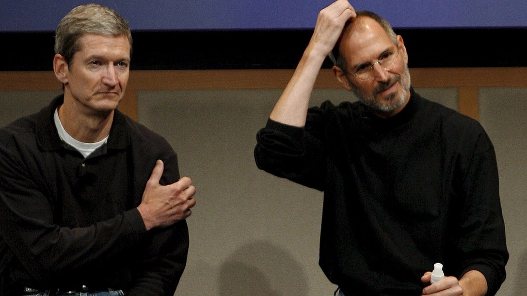 Tim Cook e Steve Jobs (Ansa)