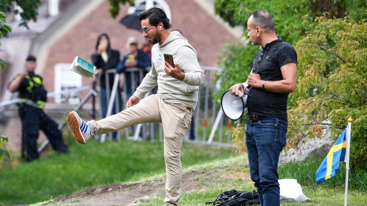 Salwan Momika mentre prende a calci una copia del Corano